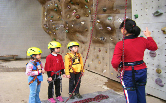 儿童攀岩，克服困难，增强勇气，成功登顶，动作帅气。