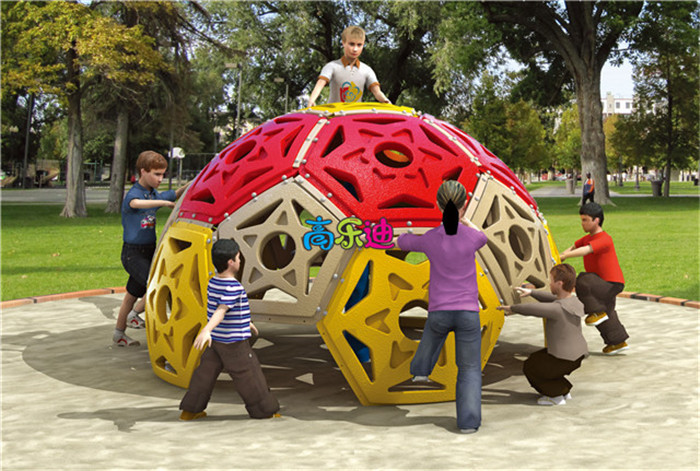 半球形的塑料攀爬架上有很多圆形或者三角形的空心部分供孩子们借力