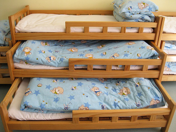 幼儿床，上铺的小孩纸不老实滚下来也挺好玩的吧，有棉被的楼梯
