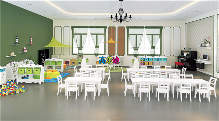 白色规则系列幼儿园家具做工格外精致，为了打破视觉上的单调和枯燥，设计师用亮色进行了点缀