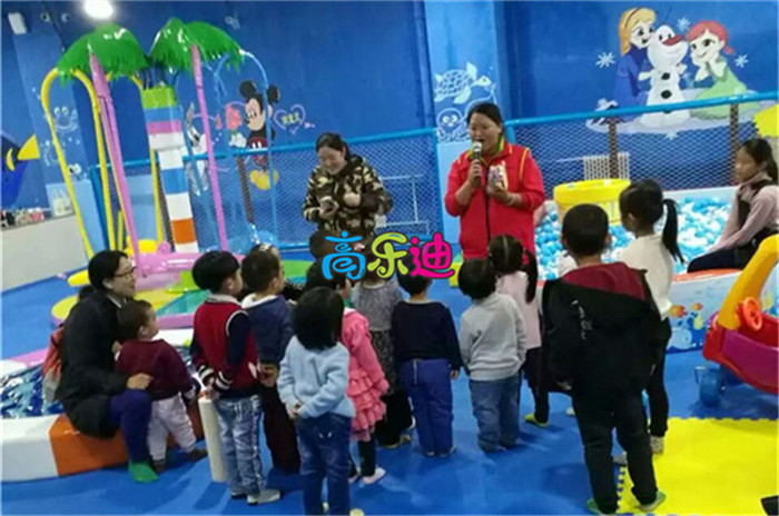 组织孩子们玩游戏也是室内儿童乐园的一种营销手段。