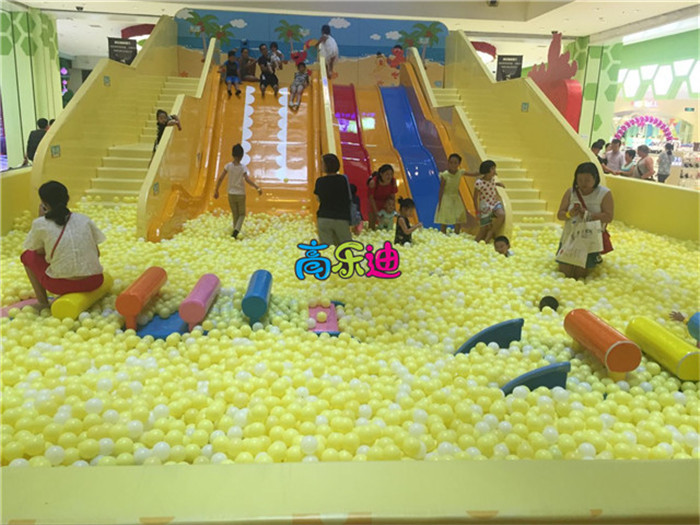 百万海洋球以硕大的游玩场面营造出一种热闹的游玩氛围，更能激起孩子们的游玩乐趣。