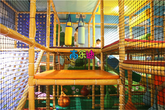 室内儿童游乐场内，软包的楼梯带给孩子们新奇感